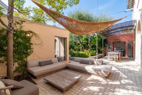 eine Terrasse mit einer Couch und einem Tisch in der Unterkunft Nice Living Cap d'Antibes in Antibes