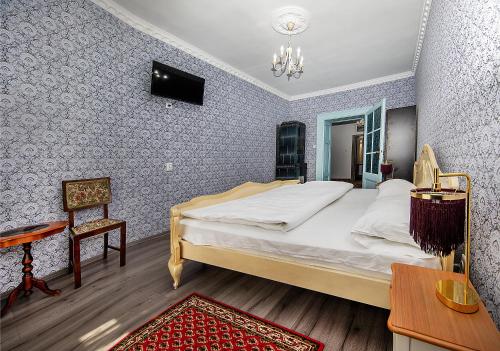 a bedroom with a bed and a tv on a wall at ZiRa Residence Brasov in Braşov