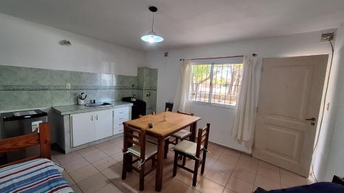 eine Küche mit einem Holztisch in einem Zimmer in der Unterkunft Alquiler de departamento por día excelente ubicacion in Neuquén