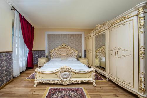 Un dormitorio dorado con una cama y una cómoda. en ZiRa Residence - Authentic rooms in Old Town, en Brasov