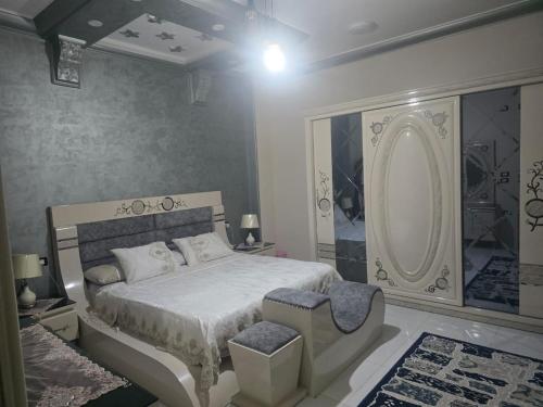 Al Mahallah Al Kubra的住宿－sunwing pyramids view，一间卧室配有一张床和一面大镜子