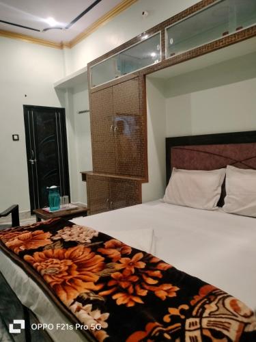 Postel nebo postele na pokoji v ubytování NIDHIVAN P. GUEST HOUSE