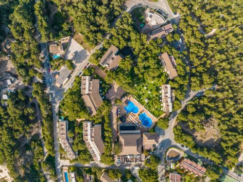 una vista aérea de un patio con casas y árboles en VIVA Cala Mesquida Suites & Spa Adults Only 16, en Cala Mesquida