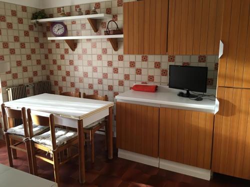 a kitchen with a table and a tv on a counter at Villa Luisa in Gorle