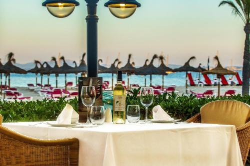 ポルト・ダルクディアにあるVIVA Golf Adults Only 18+のビーチでのワインボトル、グラス付きテーブル