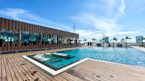 ein Schwimmbad in der Mitte eines Gebäudes in der Unterkunft Meritus Residensi Penang in Perai