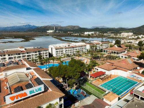 eine Luftansicht eines Resorts mit einem Wasserkörper in der Unterkunft VIVA Blue & Spa in Playa de Muro