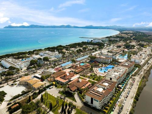 una vista aerea di un resort vicino all'oceano di VIVA Blue & Spa a Playa de Muro