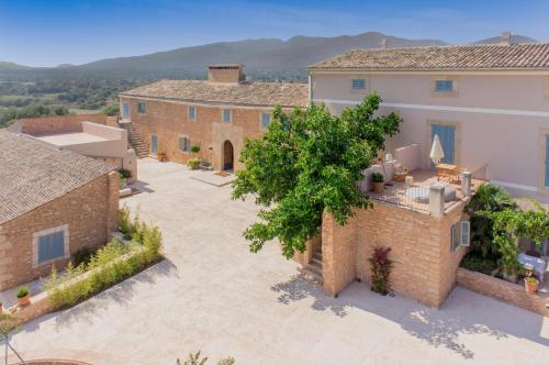 卡普德佩拉的住宿－Predi Son Jaumell Hotel Rural，享有庭院房屋的空中景致