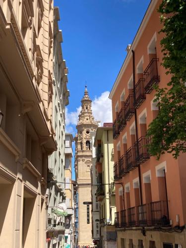 une tour d'horloge au milieu d'une rue avec des bâtiments dans l'établissement Mon Art, à Logroño