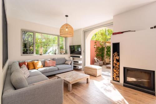 ein Wohnzimmer mit Couch und Kamin in der Unterkunft Nice Living Cap d'Antibes in Antibes