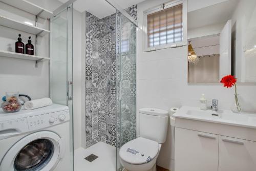 y baño blanco con aseo y ducha. en Vistamarina 403A By IVI Real Estate, en Torremolinos