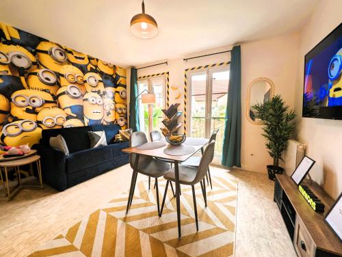 un salon avec une table et un canapé dans l'établissement Le Repaire - 10min Disney - Familial - Centre Ville, à Bailly-Romainvilliers