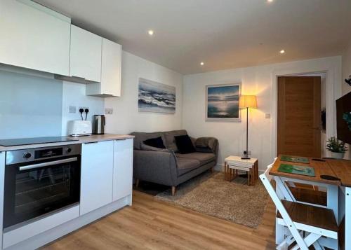 A cozinha ou cozinha compacta de Bournecoast- Modern flat with courtyard - FM9587
