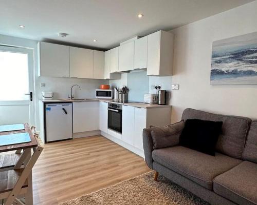 A cozinha ou cozinha compacta de Bournecoast- Modern flat with courtyard - FM9587