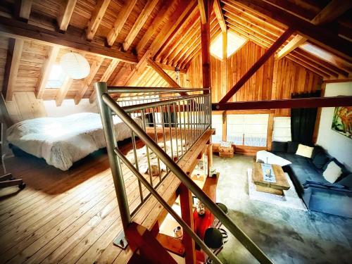 Una habitación con un dormitorio y una cama en una cabaña en Cottage House Weyer, en Weyer