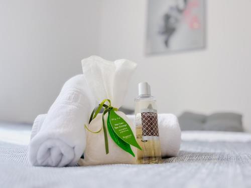 une personne dans une serviette avec une bouteille de savon dans l'établissement Le canopée - Cozy Suquet Cannes Centre, à Cannes