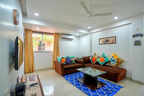 una sala de estar con un sofá y una mesa en Luxurious Nirvana Apartments at Vagator, en Vagator