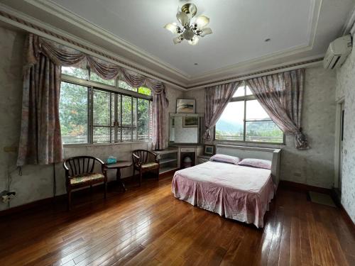 1 dormitorio con 1 cama, escritorio y 2 ventanas en Ri Jing Yuan Homestay en Liugui