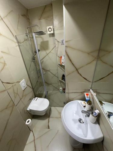 une salle de bains avec lavabo, douche et toilettes dans l'établissement Join Apartment, à Saranda