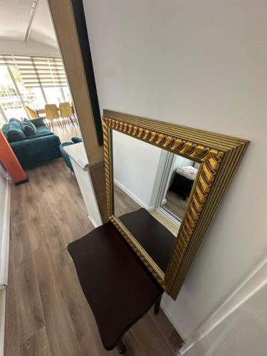 uno specchio appeso a una parete in un soggiorno di Join Apartment a Sarandë