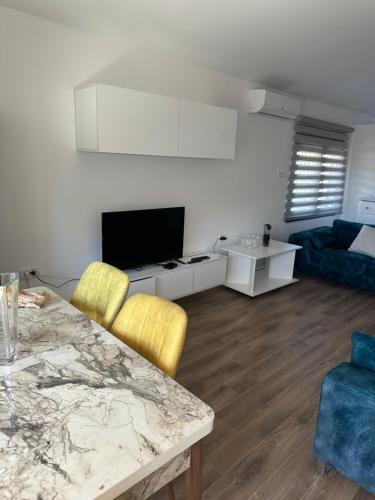 Televizorius ir (arba) pramogų centras apgyvendinimo įstaigoje Join Apartment