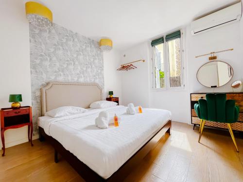 une chambre avec un lit avec des draps blancs et un miroir dans l'établissement Le canopée - Cozy Suquet Cannes Centre, à Cannes