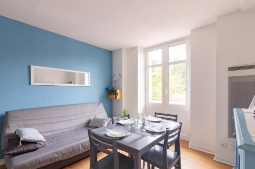 un salon avec un canapé et une table dans l'établissement Ô des Montagnes - Vue montagne station à pied, à Ax-les-Thermes