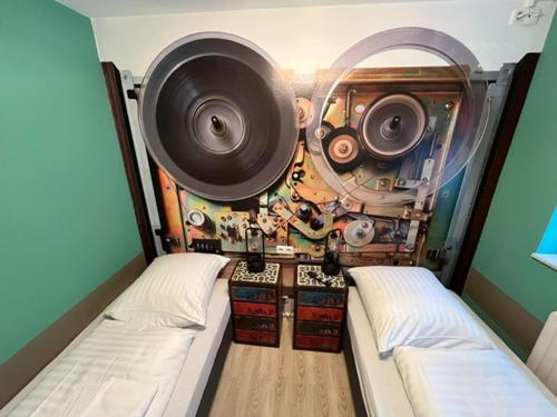 Zimmer mit 2 Betten und einer Wand mit 2 Lautsprechern in der Unterkunft TH 615 Panoramic Hohegeiß in Braunlage