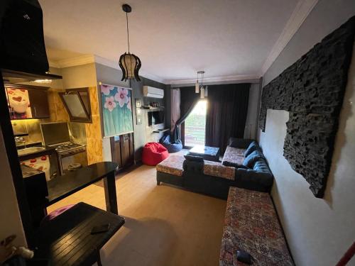 un salon avec un canapé et une table dans l'établissement Blue Bay Asia elsukhna, à Ain Sokhna