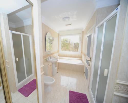 ein Badezimmer mit Dusche, Toilette und Waschbecken in der Unterkunft Villa Belgica Premium Vista Panoramica in Peñíscola