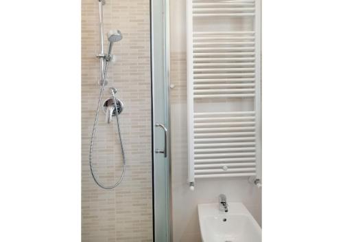 bagno con doccia e lavandino di HoliHome_Parri a Tortoreto
