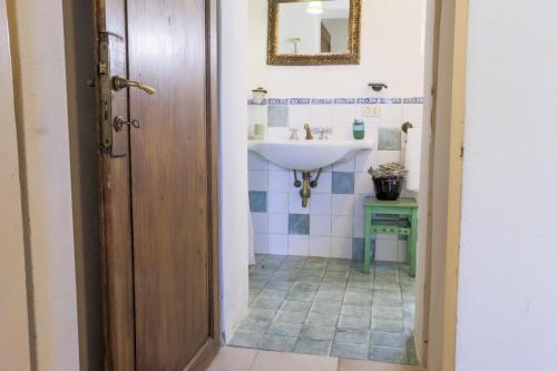 ein Badezimmer mit einem Waschbecken, einem Spiegel und einem WC in der Unterkunft Fattoria la Luna 15 min da Firenze trilocale Archetti piscina e wi-fi in Lastra a Signa