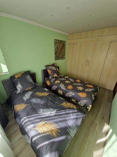 1 dormitorio con 2 camas junto a un armario en Olimp, en Daugavpils