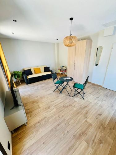 un salon avec un canapé, une table et des chaises dans l'établissement Zina, à Cassis