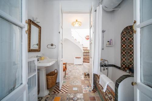 un bagno con lavandino e specchio di Casa Hibiscus a Vejer de la Frontera