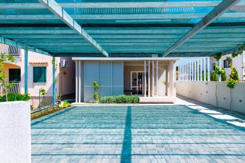 Charming renovated apartment next to the sea