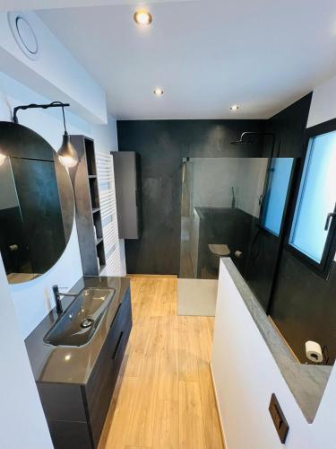 une salle de bain avec un lavabo et une baignoire dans l'établissement Zina, à Cassis