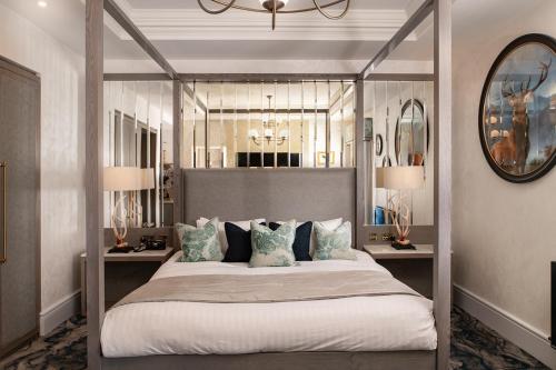 - une chambre avec un lit à baldaquin et des oreillers dans l'établissement Brig o' Doon House Hotel, à Ayr