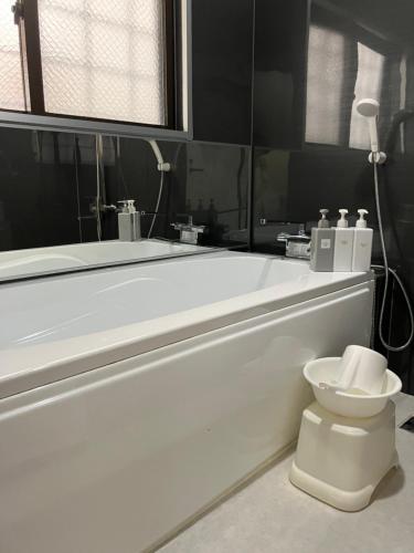 Bilik mandi di Okinawa 住宅風ゲストルームM's house
