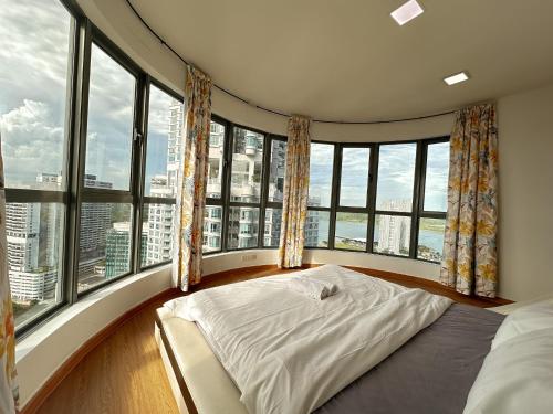Katil atau katil-katil dalam bilik di Teega Suites PuteriHarbour By WP Homestay