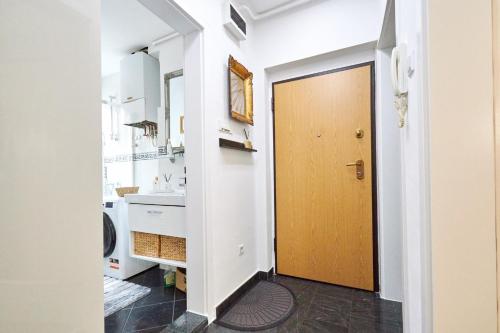 een badkamer met een bruine deur en een wastafel bij Old Town Elegance Sarajevo in Sarajevo