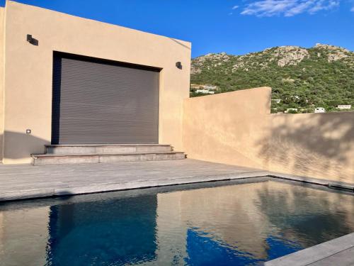 un bâtiment avec un portail et un bassin d'eau dans l'établissement Bella Vista, à Corbara