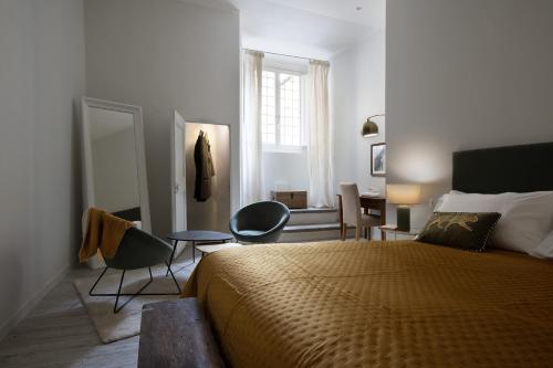 Bright 3-Bedroom Apartment with Patio in Florence Historic Center Near Duomo