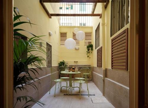 Bright 3-Bedroom Apartment with Patio in Florence Historic Center Near Duomo