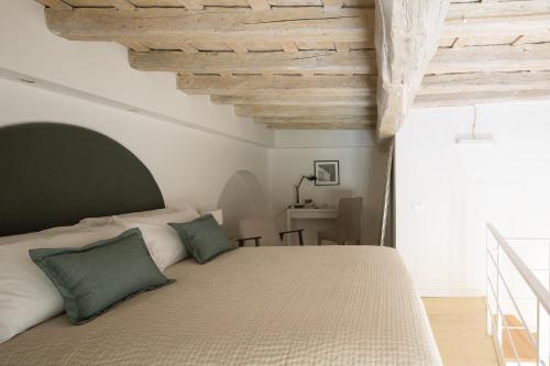 Bright 3-Bedroom Apartment with Patio in Florence Historic Center Near Duomo
