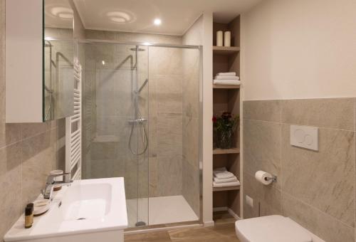 a bathroom with a shower and a sink and a toilet at Residence Casa Coppa Appartamento Jasmine in Omegna