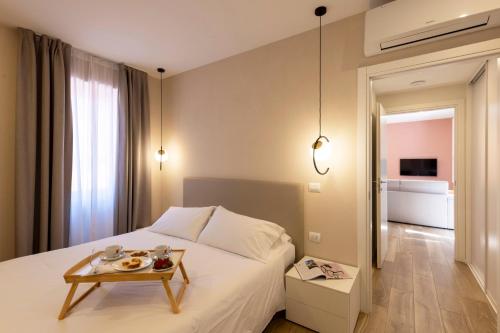 une chambre d'hôtel avec un lit et une table dans l'établissement Residence Casa Coppa Appartamento Jasmine, à Omegna