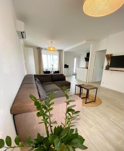 un salon avec un canapé et une table dans l'établissement charmante maison, lumineuse., à Castelnau-dʼEstrétefonds