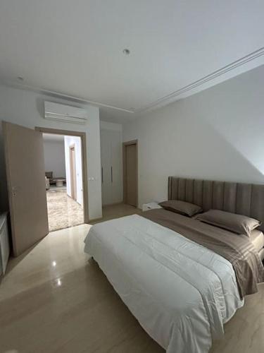 biała sypialnia z dużym łóżkiem w obiekcie Moderne S2 Jardin de Carthage w mieście Tunis